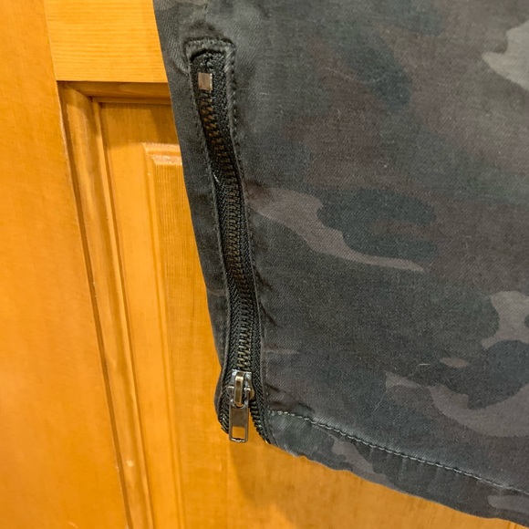 Kut From the Kloth Reese Ankle Camo Jean - size 14 - Picture 4 of 5